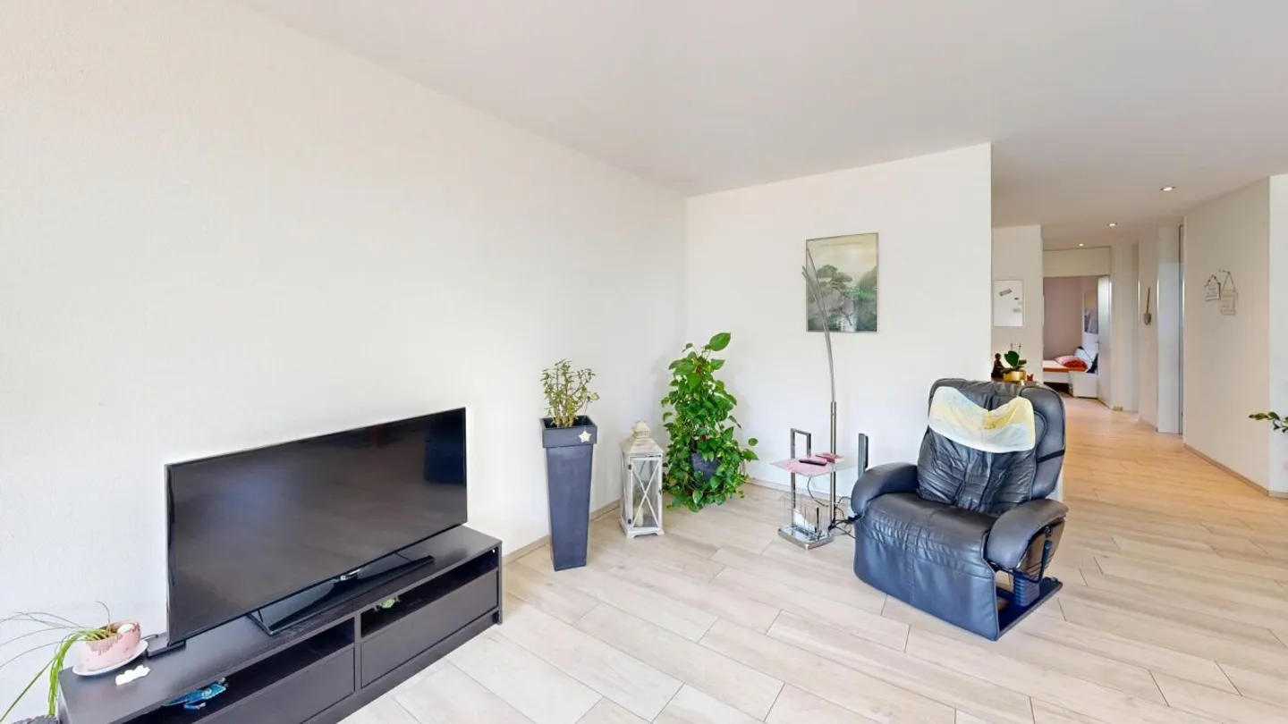 3.5-Room Garden Apartment with Exclusive 245 m² Garden and Covered Terrace - Photo 7 of 13