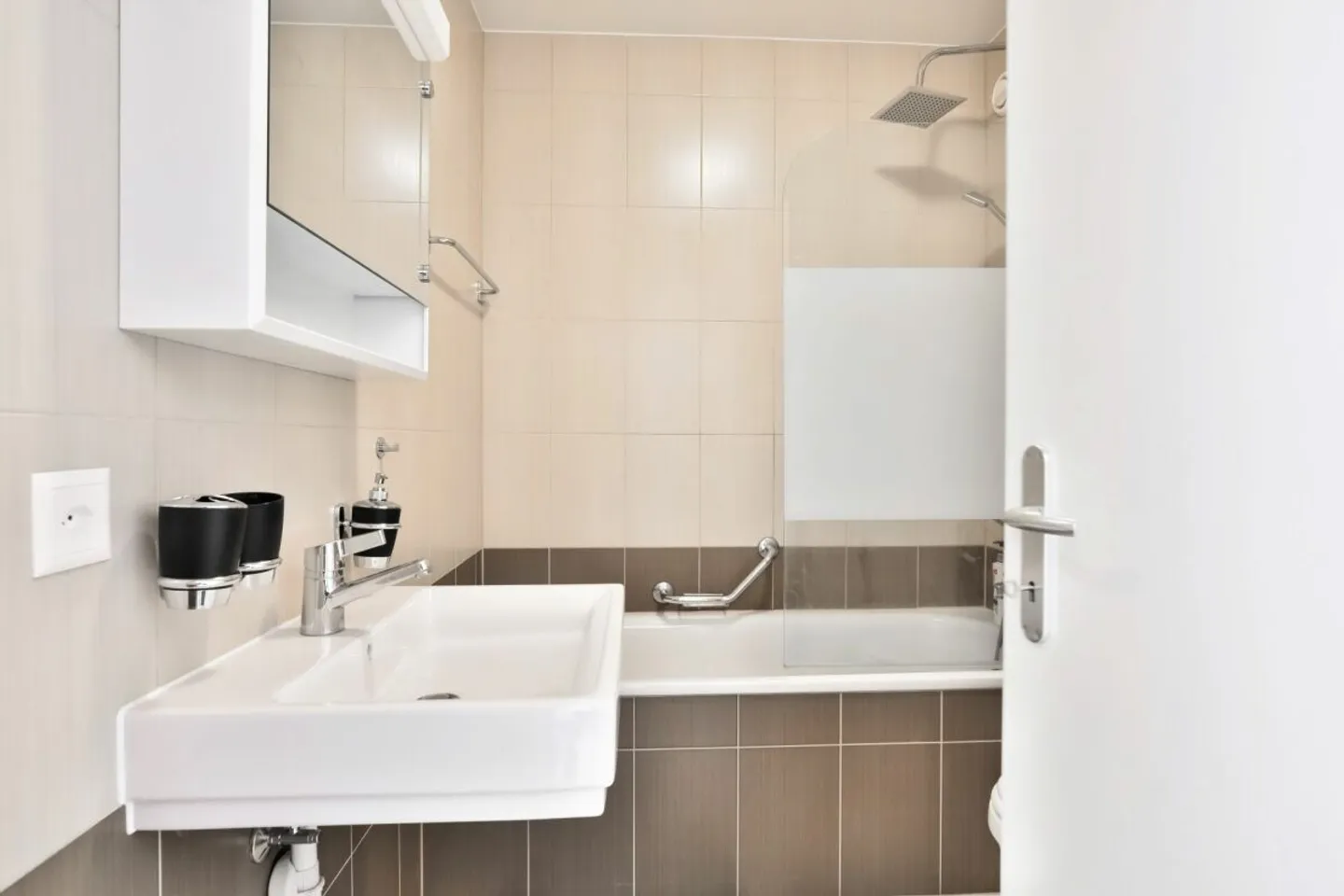 Durchgangswohnung in der Nähe von Verkehrsanbindungen und Geschäften - Foto 6 von 9