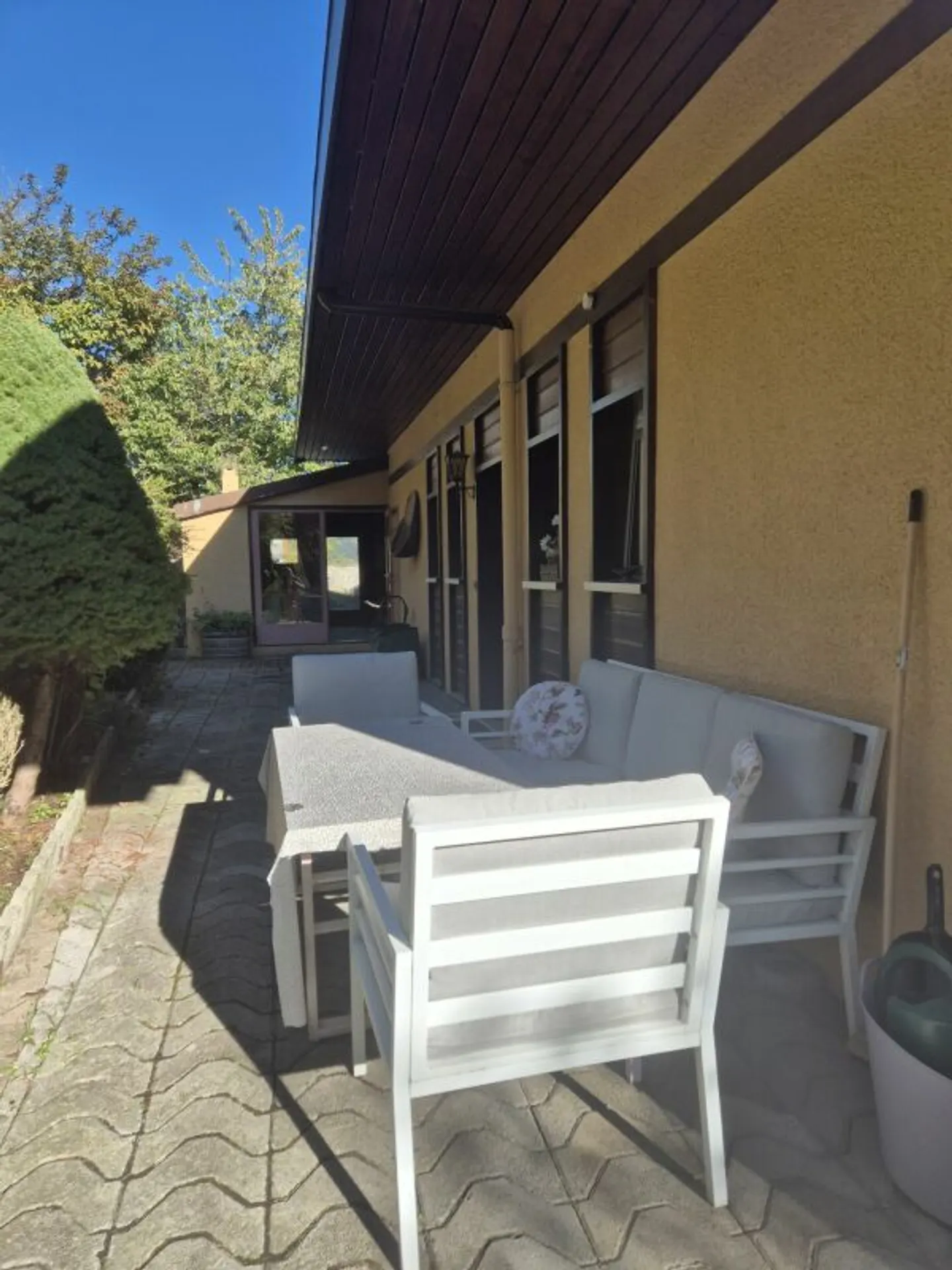 Charmante 3,5-Zimmer-Wohnung in einer Villa mit ausgebautem Dachboden und Außenbereich - Foto 6 von 10