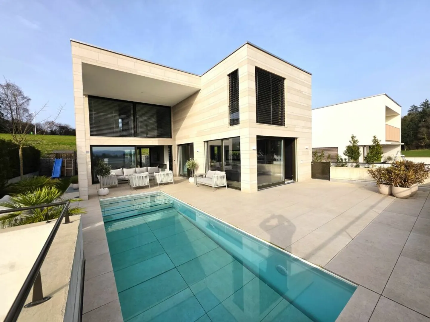 Luxury Villa in Prime Location - Photo 5 of 13