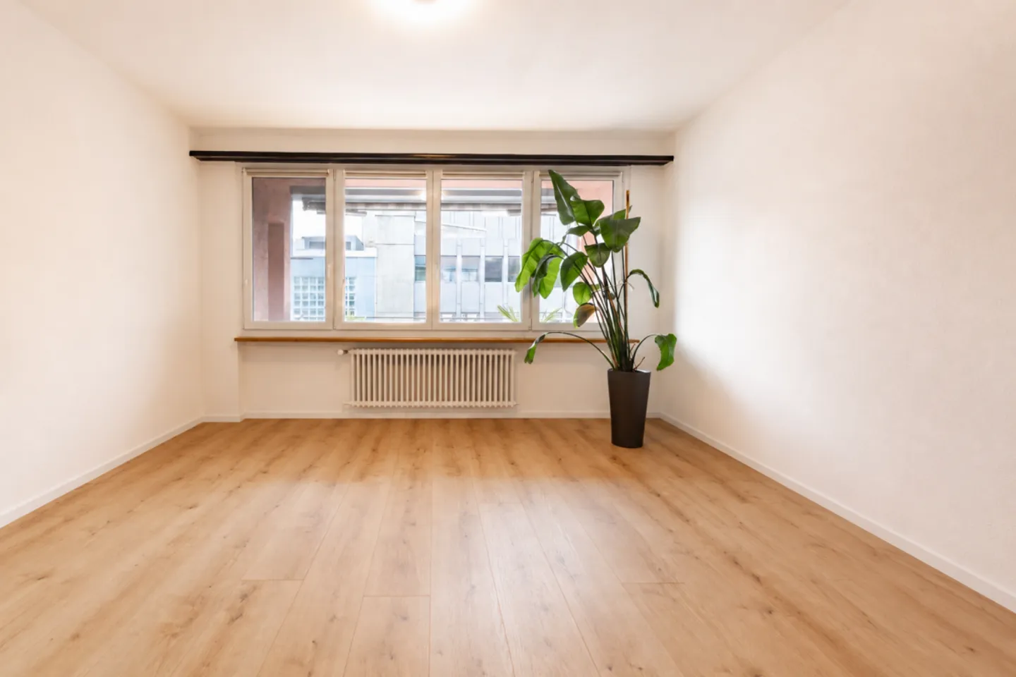 Living comfort meets wide views in this stylishly renovated 3.5-room apartment - Photo 4 of 4