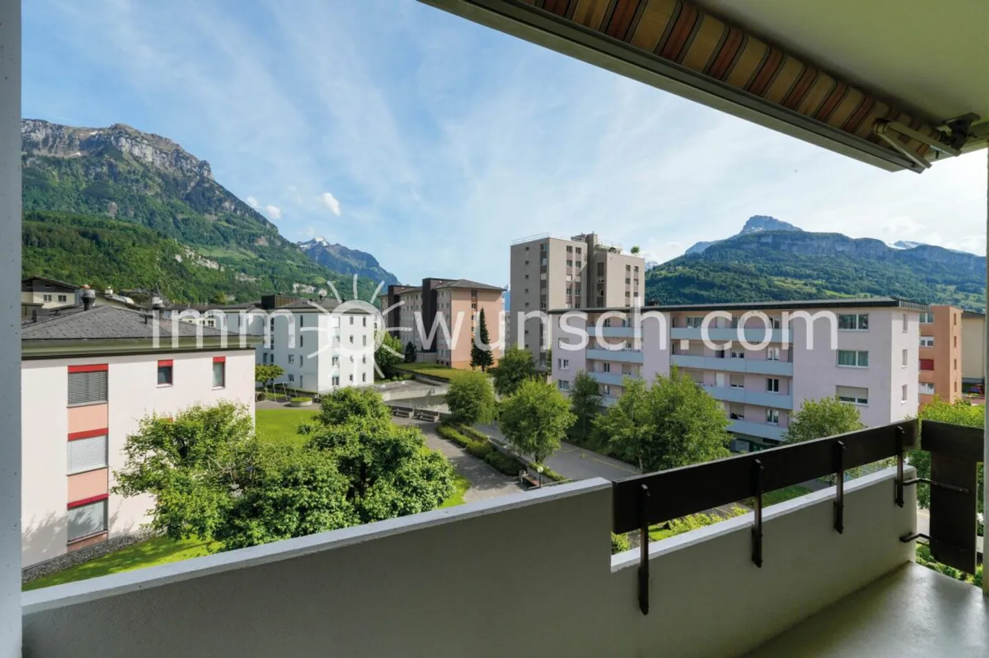 Luminoso appartamento mansardato di 4 ½ locali, con balcone, bella vista sulle montagne e posto auto - Foto 1 di 10