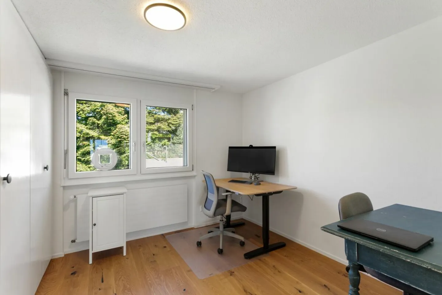 Like-new renovated and modern apartment in the green with great views - Photo 8 of 13