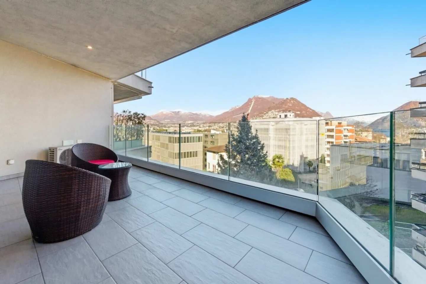 Geräumige Zwei-Zimmer-Wohnung mit großer Terrasse mit Blick auf den See - Foto 2 von 5