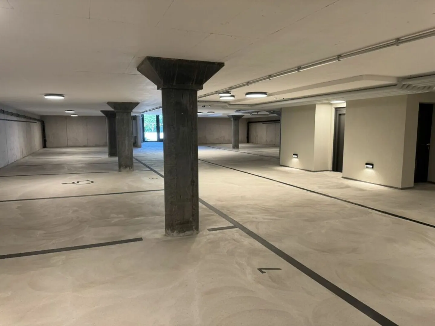 Underground parking spaces in spacious private underground garage in Pfäffikon for rent - Photo 2 of 3