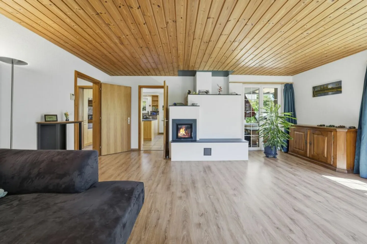 Casa familiare indipendente con fascino, privacy e paradiso del giardino soleggiato - Foto 2 di 13