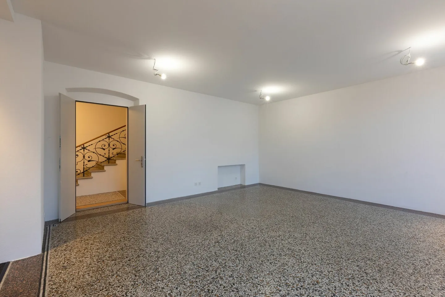 Residential and commercial building - Photo 6 of 8