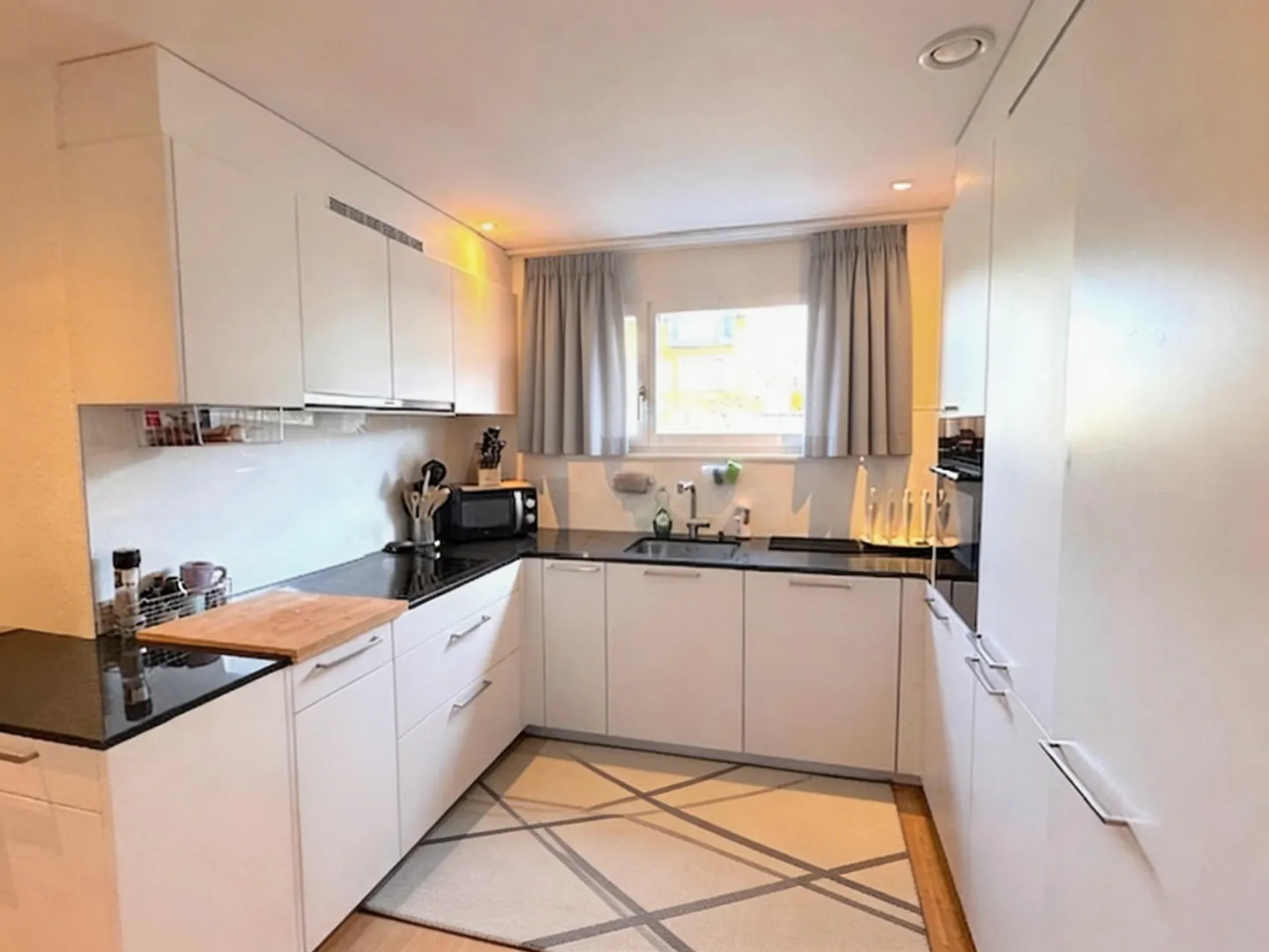 MAISON FAMILIALE SPACIEUSE DANS UN EMPLACEMENT PRIVILÉGIÉ - Photo 2 sur 13