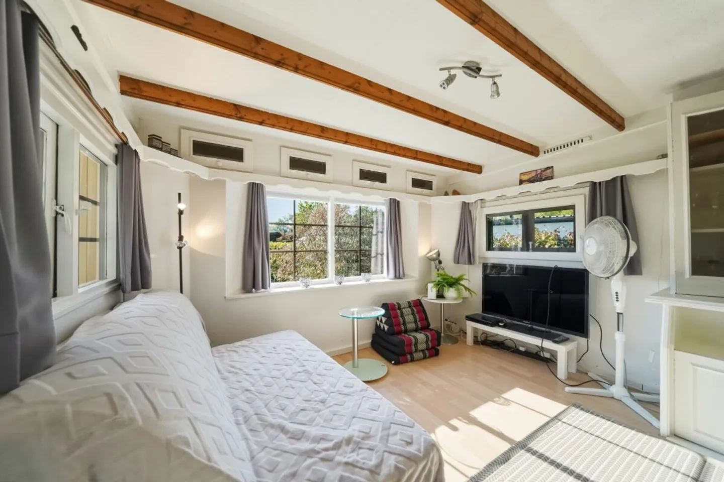 Well-maintained mobile home with 549 m² of land, a total of 5 plots with great development potential - Photo 5 of 13