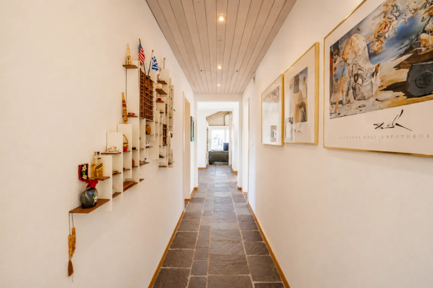 Spacious 6.5-room single-family house with plenty of land and development potential in Dänikon - Photo 6 of 13