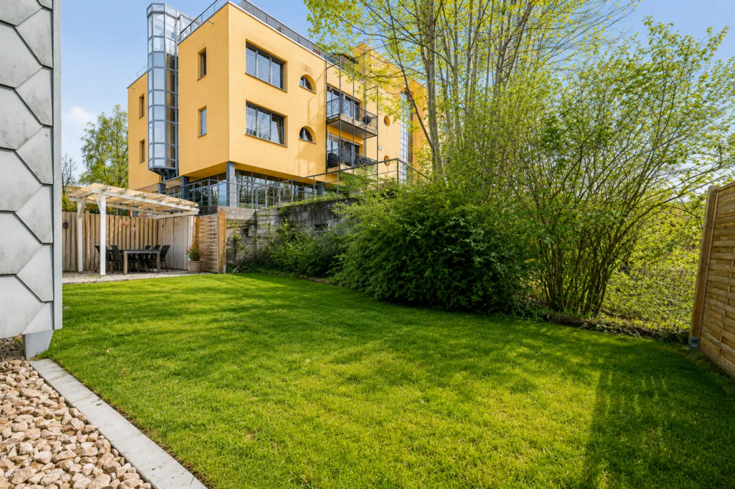 Familial. Lumineux. Central 5.5 Pièces Maison Individuelle à Oberuzwil - Photo 4 sur 13