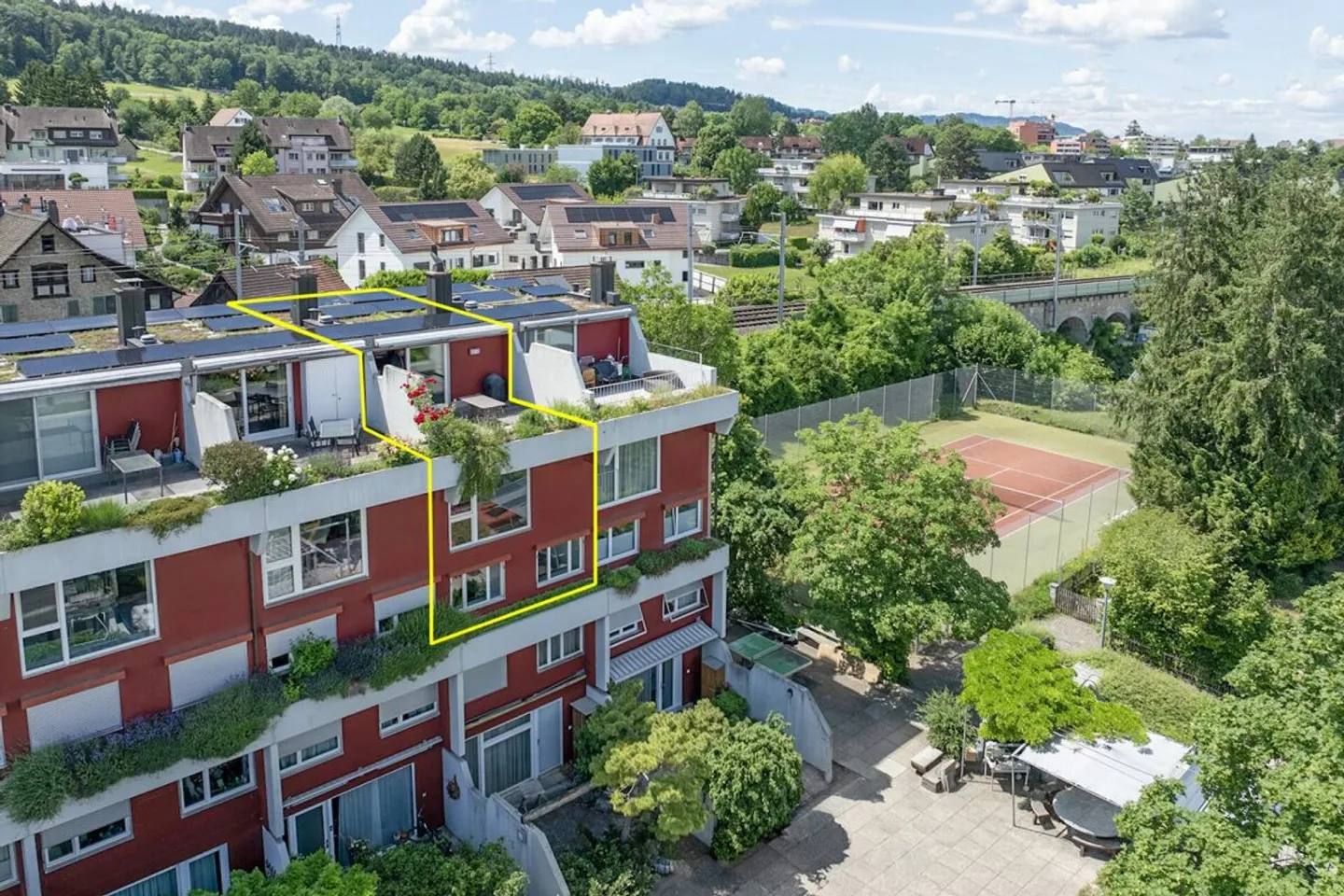 Appartamento duplex di 5.5 locali con vista da sogno, piscina esterna e campo da tennis - Foto 1 di 13