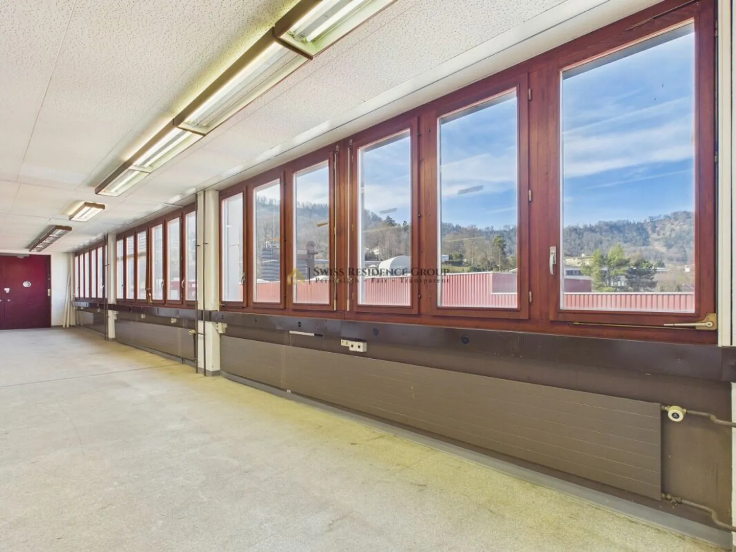 Espace commercial lumineux et polyvalent avec une sensation d'espace généreuse - 193 m² - Photo 1 sur 10