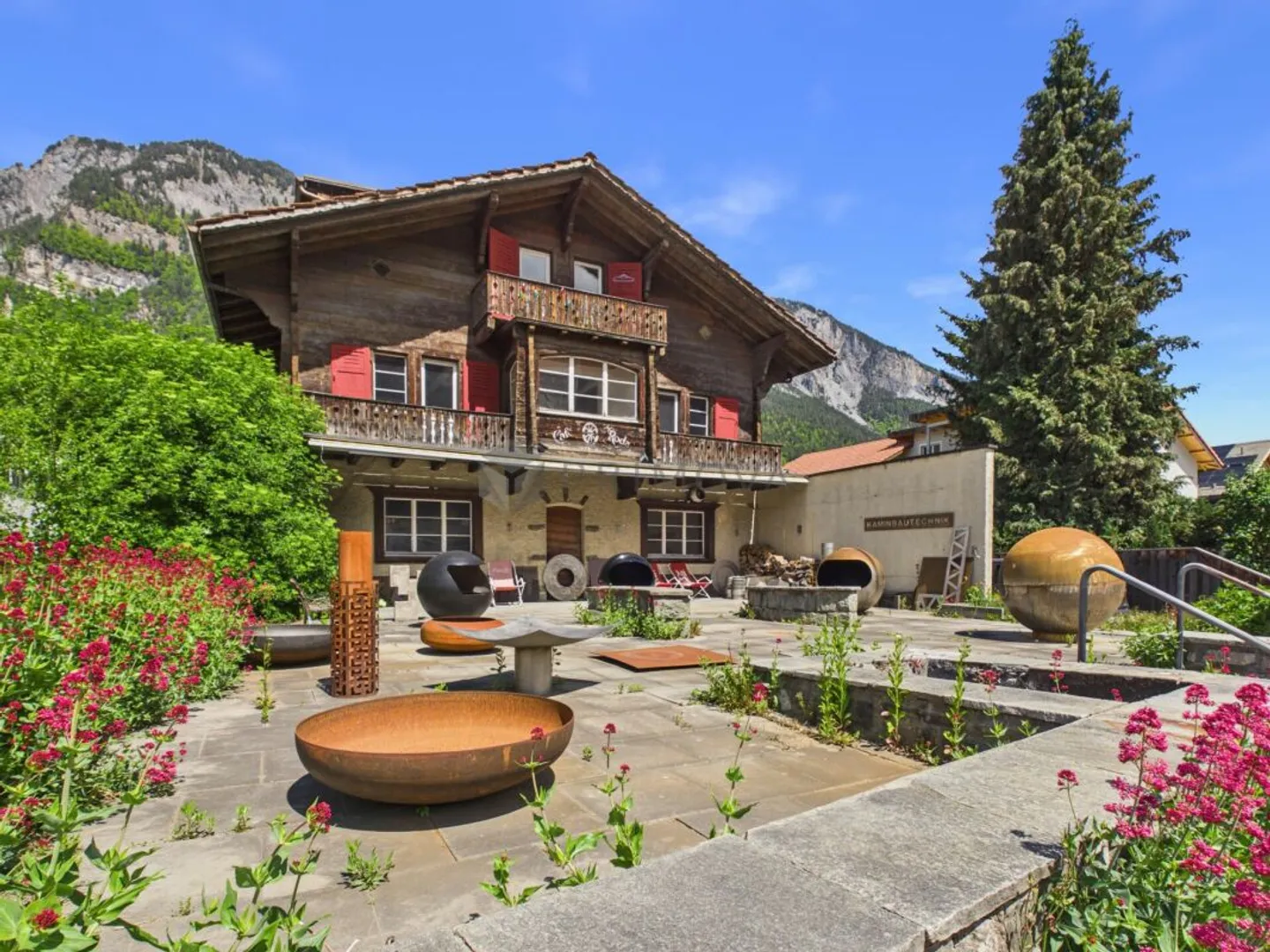 Traditionsreiches Chalet mit Gastronomie &amp; zwei Wohneinheiten auf weitläufigem Grund - Foto 10 von 12