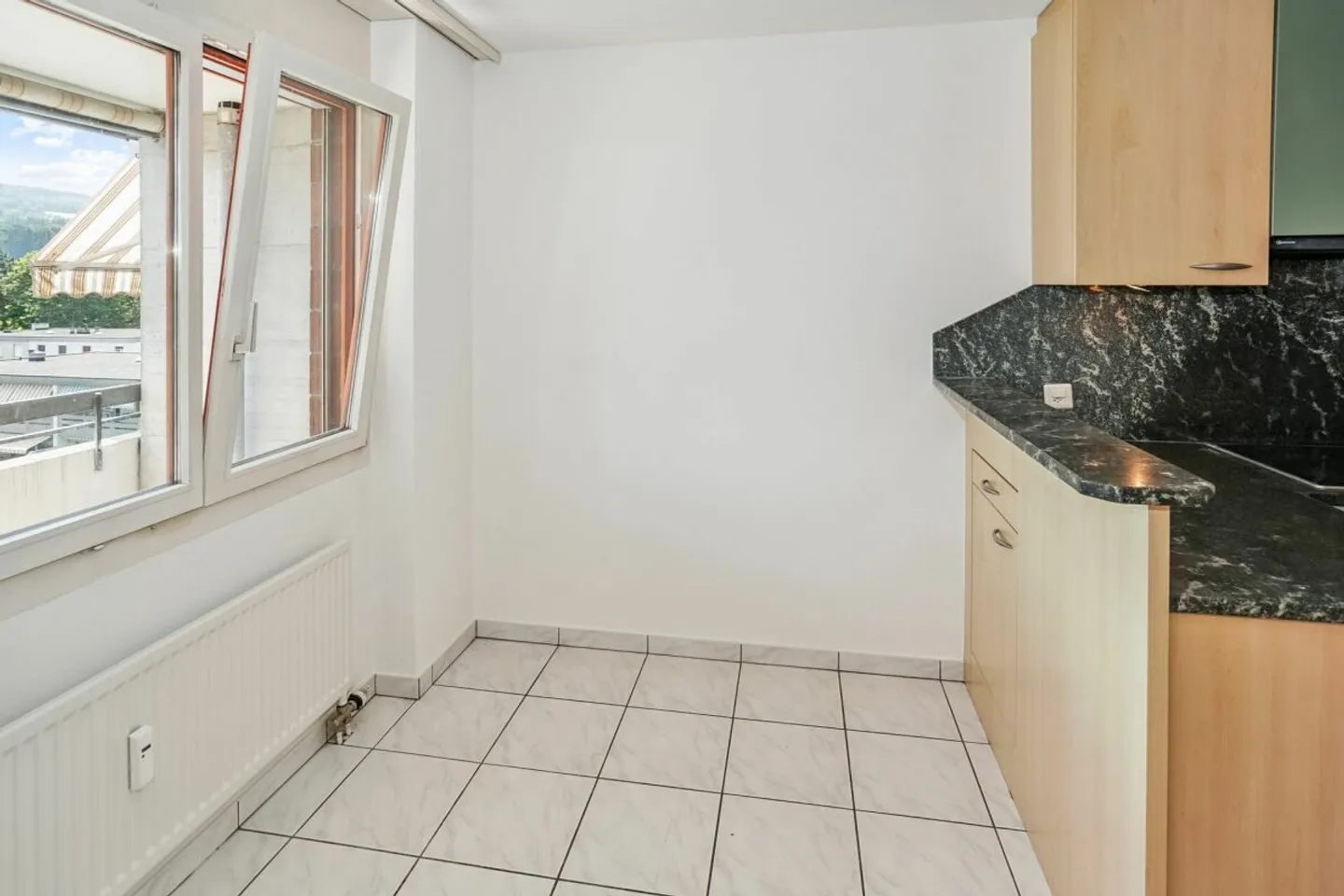Appartement 2.5 pièces ensoleillé avec belle vue et place de parking à Aesch - Photo 6 sur 12