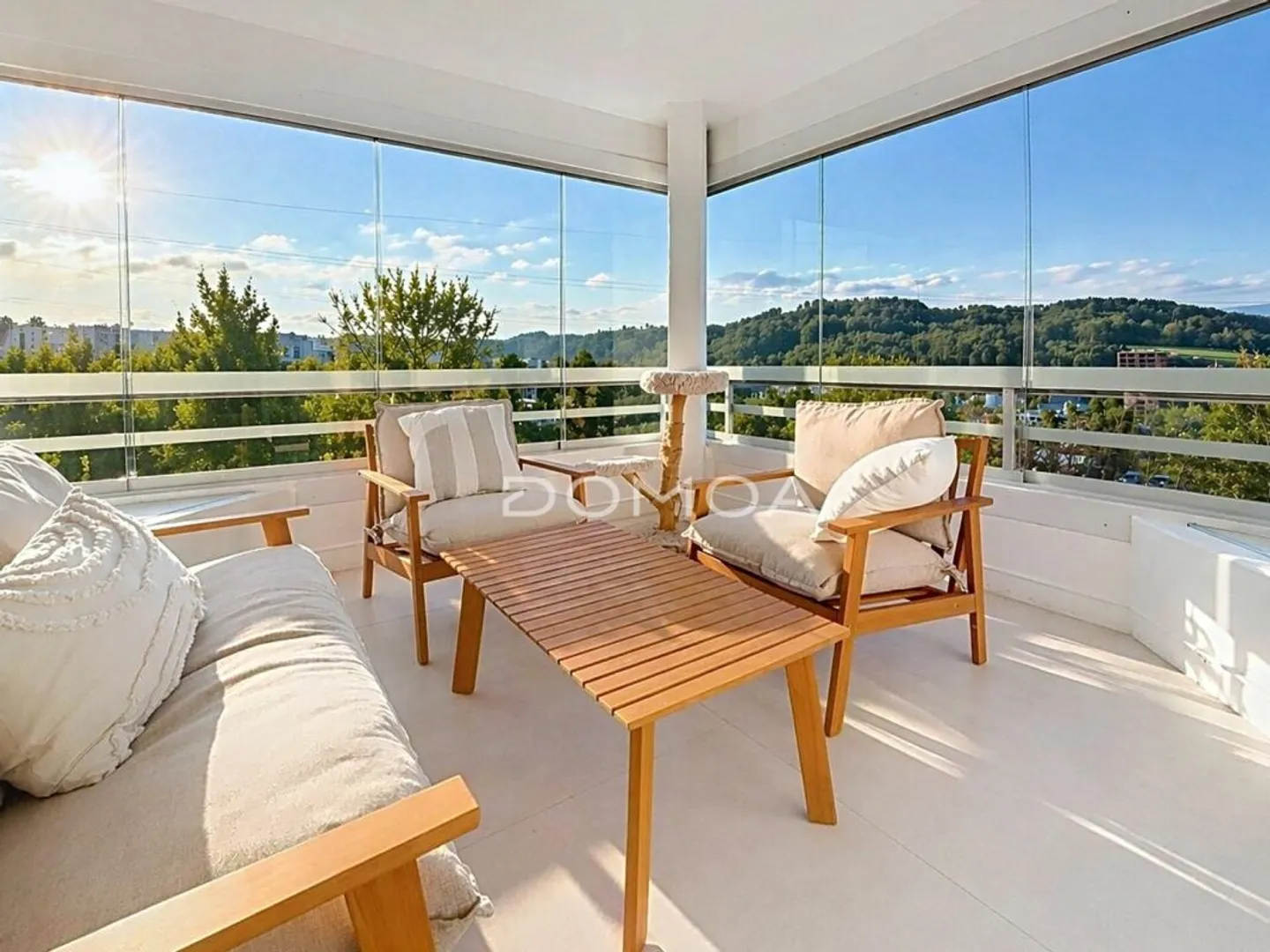 Attique rénové avec terrasse - Photo 1 sur 7