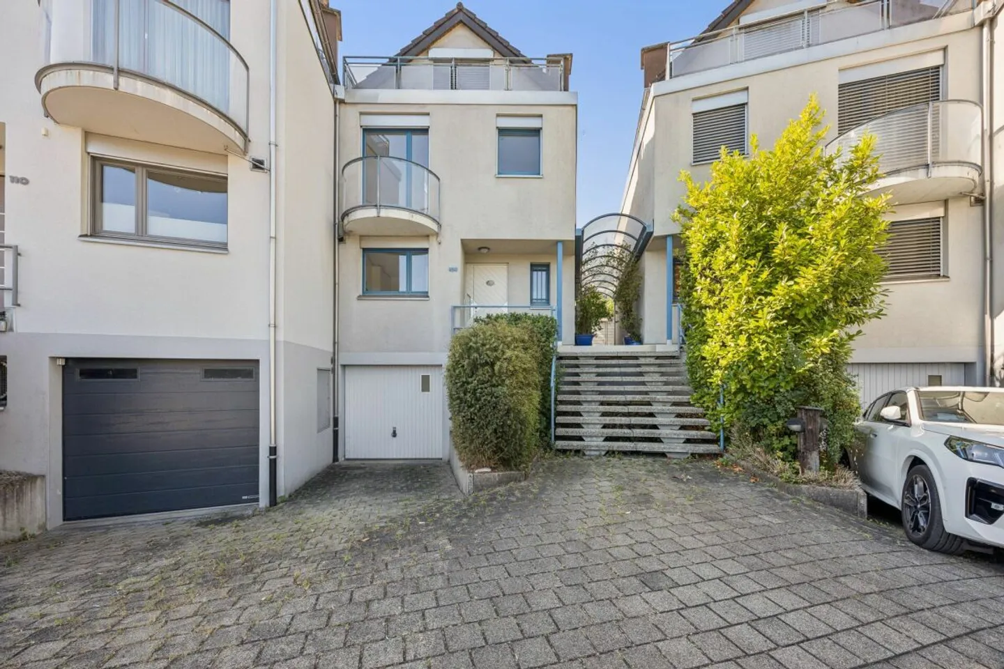 Modernes 5 ½-Zimmer-Reihen-Einfamilienhaus mit Garage und schöner Aussicht - Photo 2 of 10