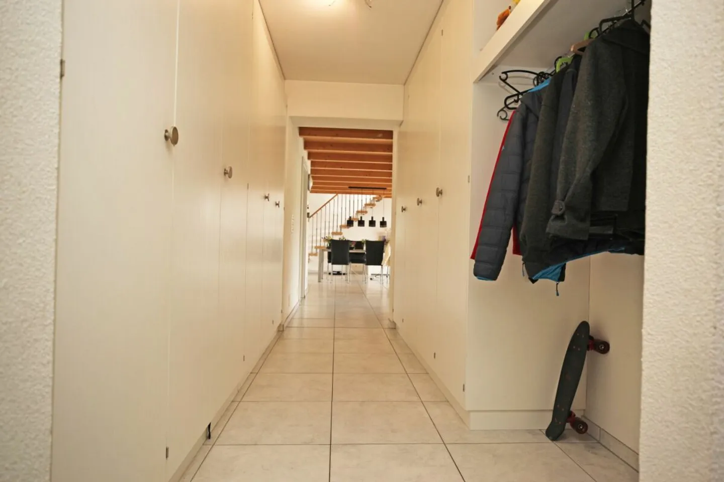 Appartement mansardé confortable de 5,5 pièces dans un endroit calme à Boll - Photo 2 sur 9