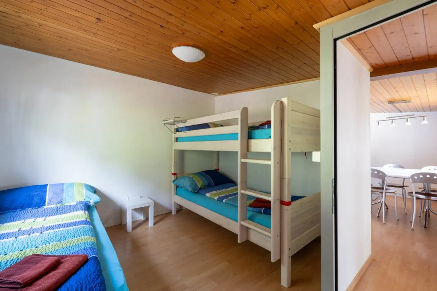 Bungalow de 3,5 pièces avec parcelle double dans le Caravaning Gletterens - Photo 7 sur 13