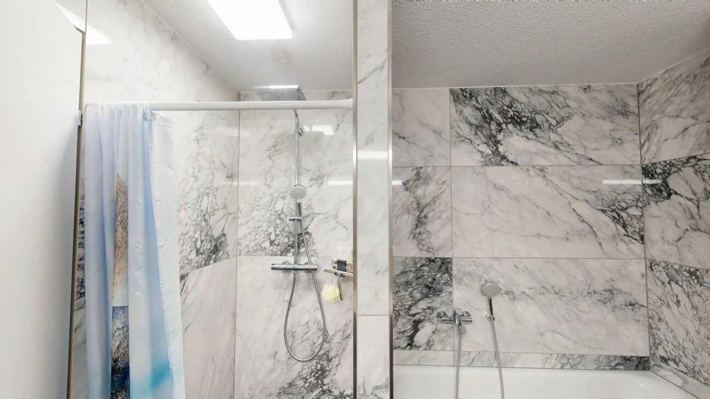 Appartamento attraente di 4,5 stanze con balcone e garage sotterraneo - Foto 11 di 13