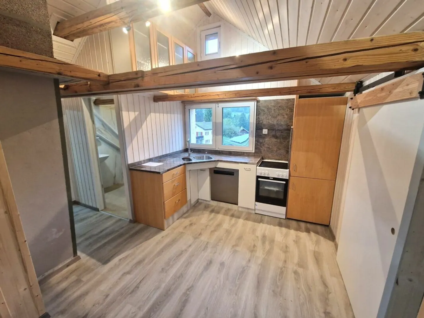 Appartement sous les combles lumineux et fraîchement rénové de 3,5 pièces avec cheminée - Photo 6 sur 9
