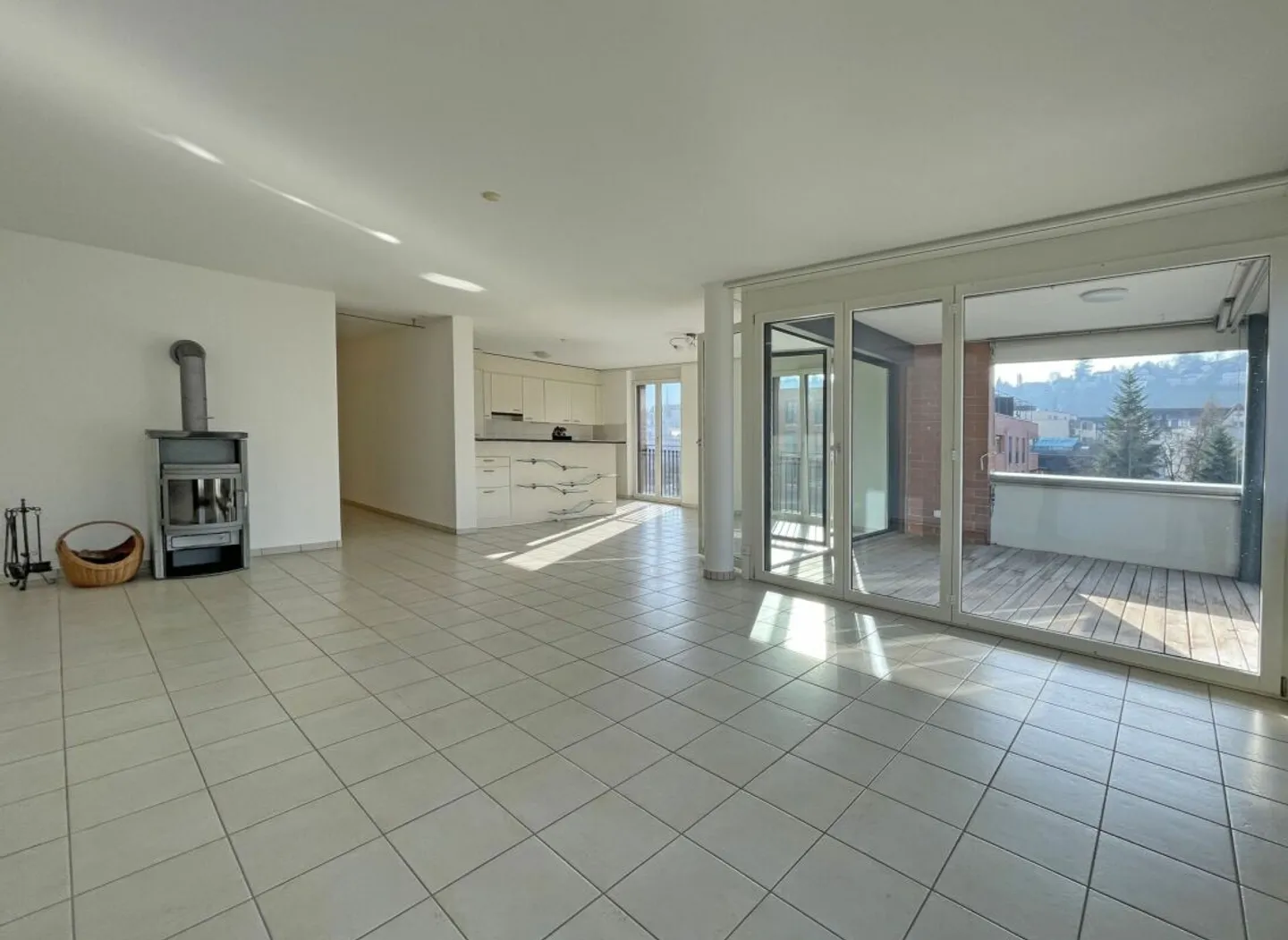 Vie spacieuse dans un emplacement ensoleillé en ville - Photo 2 sur 13