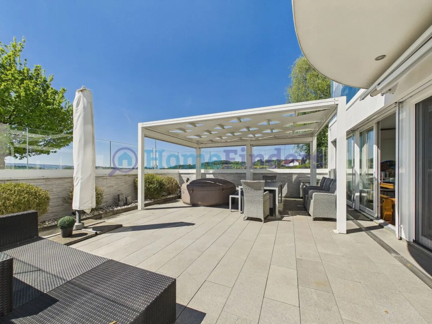 Pièce unique baignée de lumière avec terrasse ensoleillée ! - Photo 3 sur 12