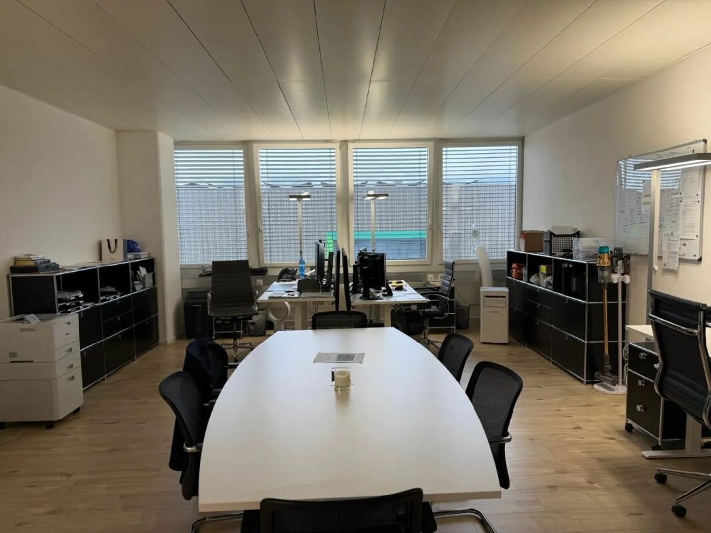 Ufficio moderno e completamente attrezzato - Foto 4 di 8