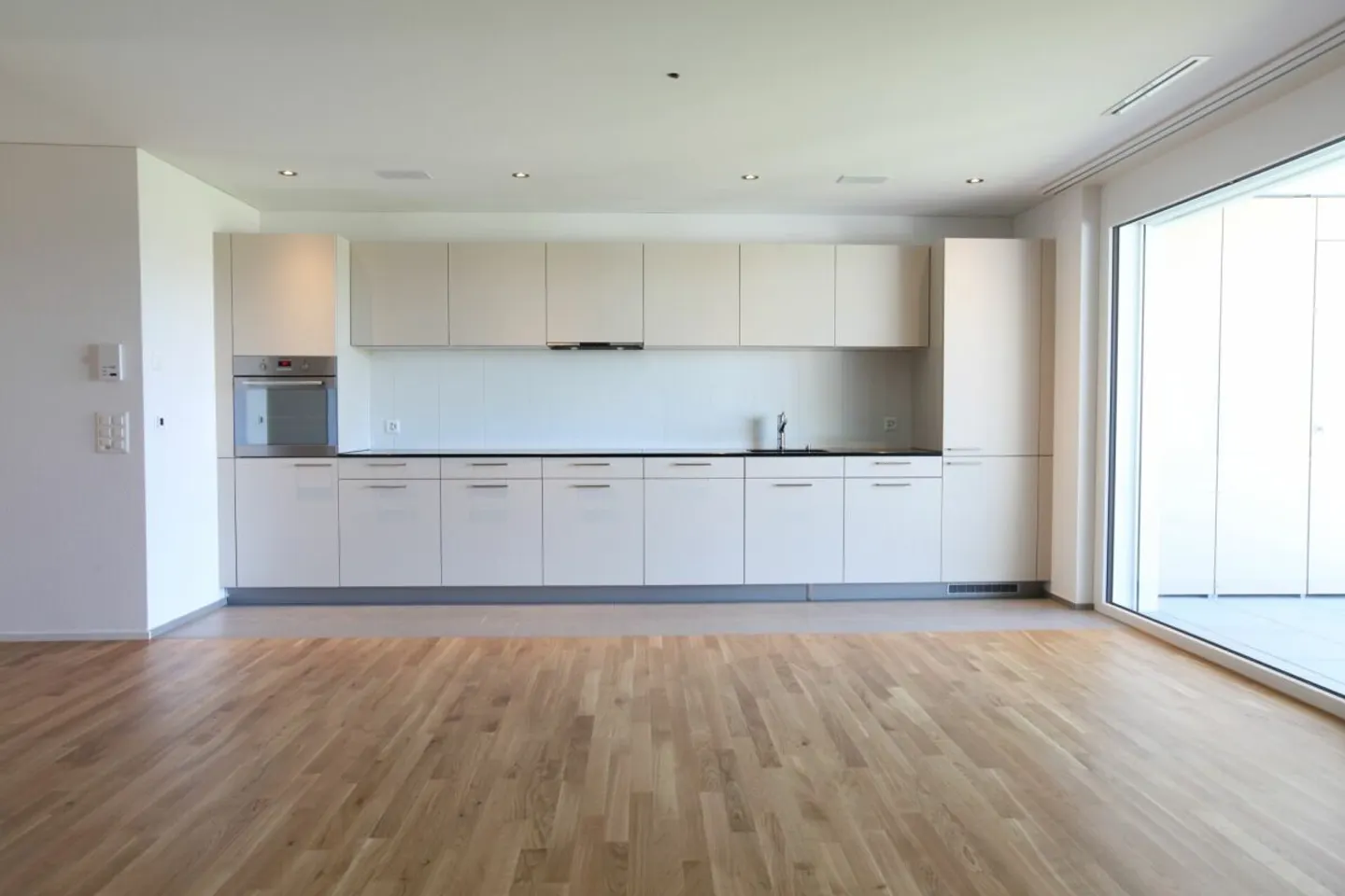 Appartement confortable de 4,5 pièces avec balcon et vue sur la verdure. - Photo 3 sur 11