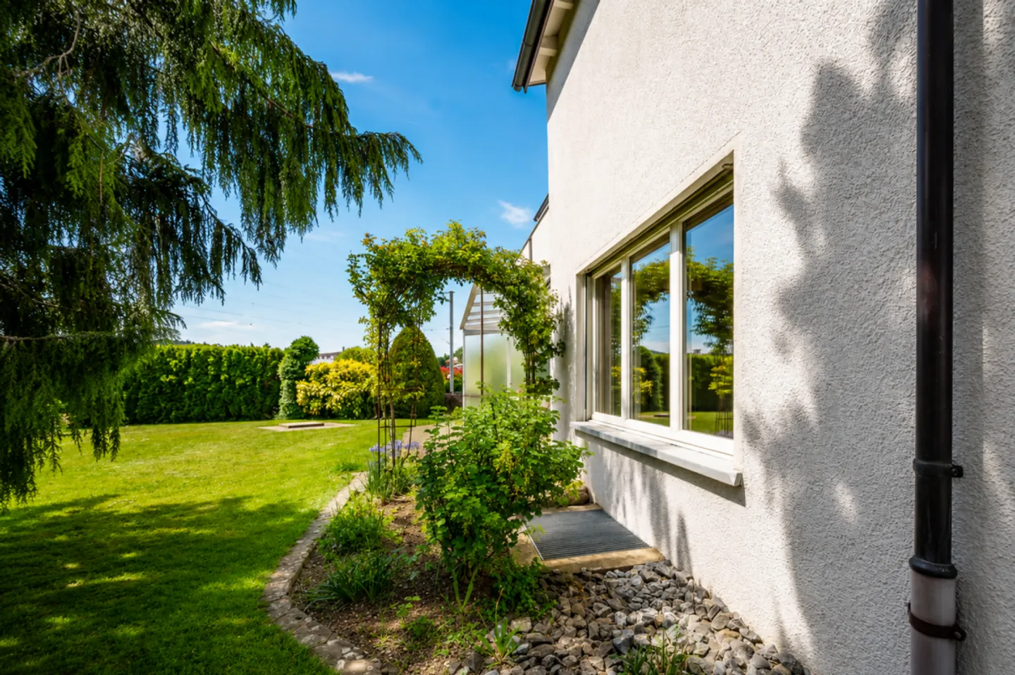 Charmante maison individuelle de 7 pièces avec jardin, terrasse et potentiel de logement indépendant à Uzwil - Photo 4 sur 13
