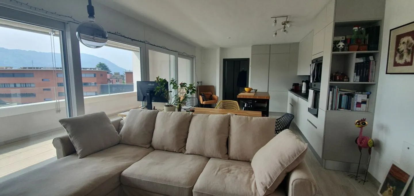 Appartement spacieux et lumineux au dernier étage avec vue panoramique - Photo 3 sur 12