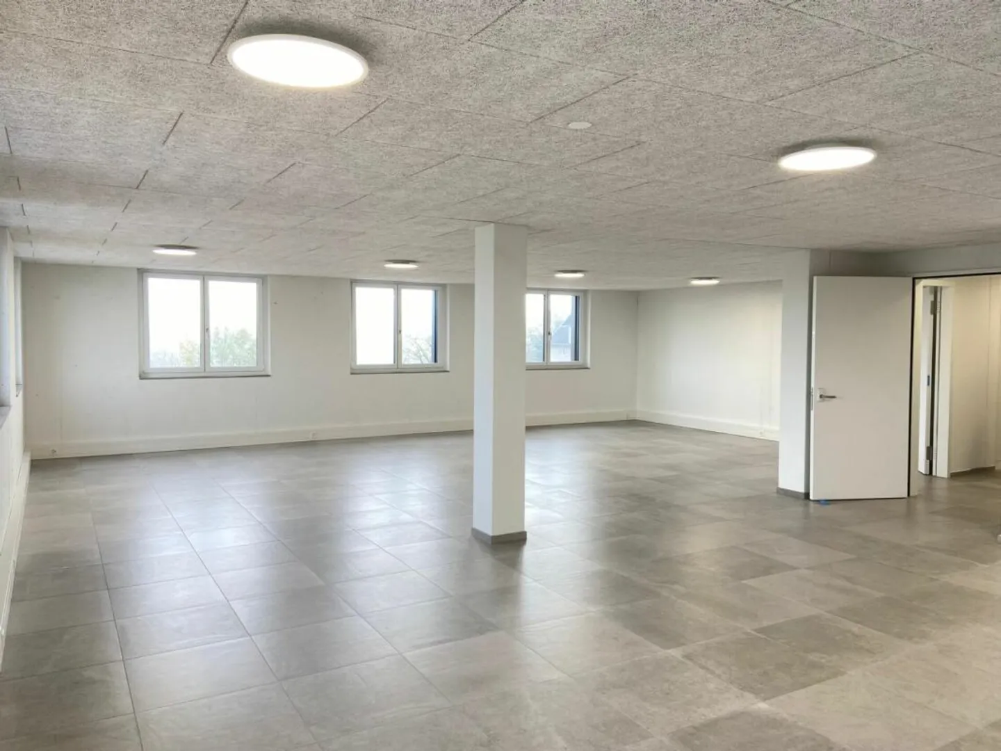 Attractive office space with archive - modern and flooded with light - Photo 2 of 9