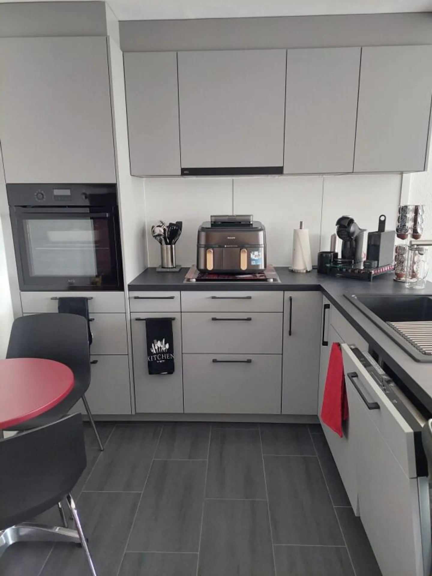 Beautiful and freshly renovated sunny 2.5-room apartment for sale - Photo 3 of 13