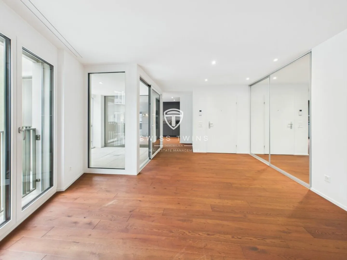 Urbaner Luxus trifft Ruhe - Stilvolle 4.5-Zimmer-Wohnung mit CarLift - Photo 2 sur 13