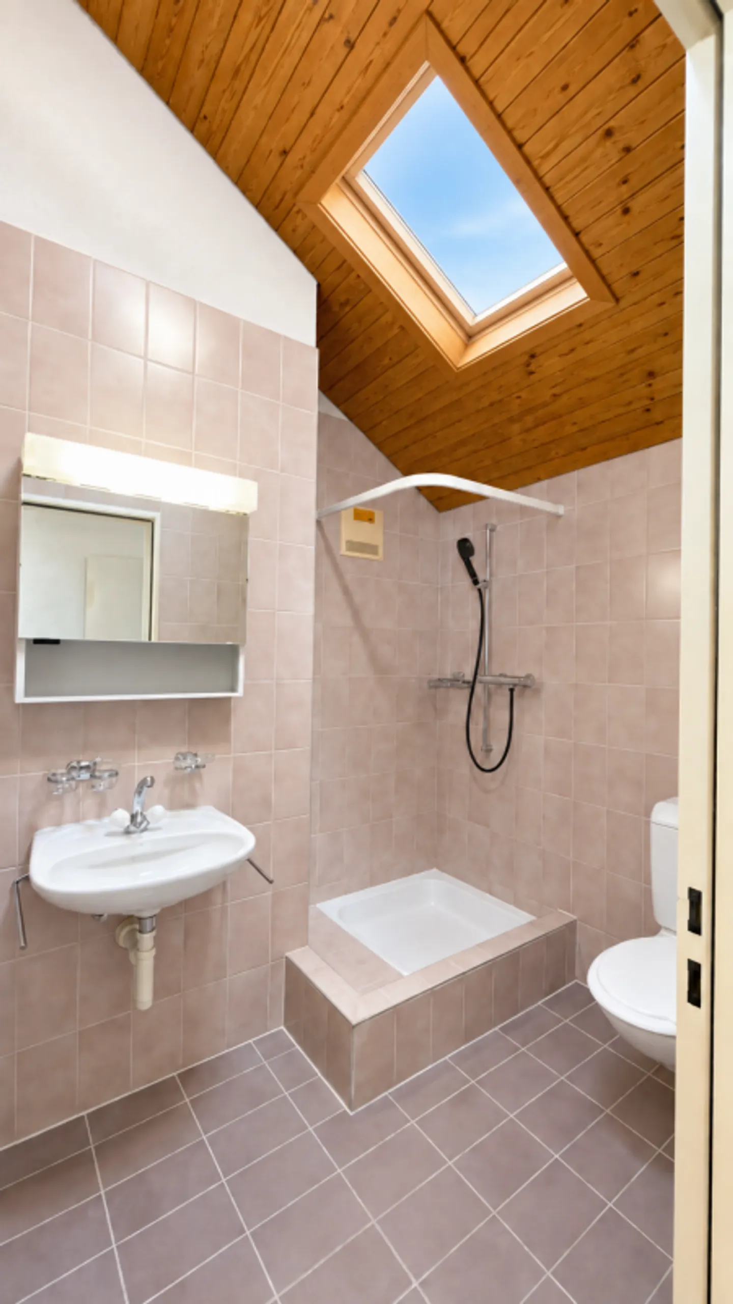 Large Renovated 5.0 Apartment with Large Playground - Photo 12 of 13