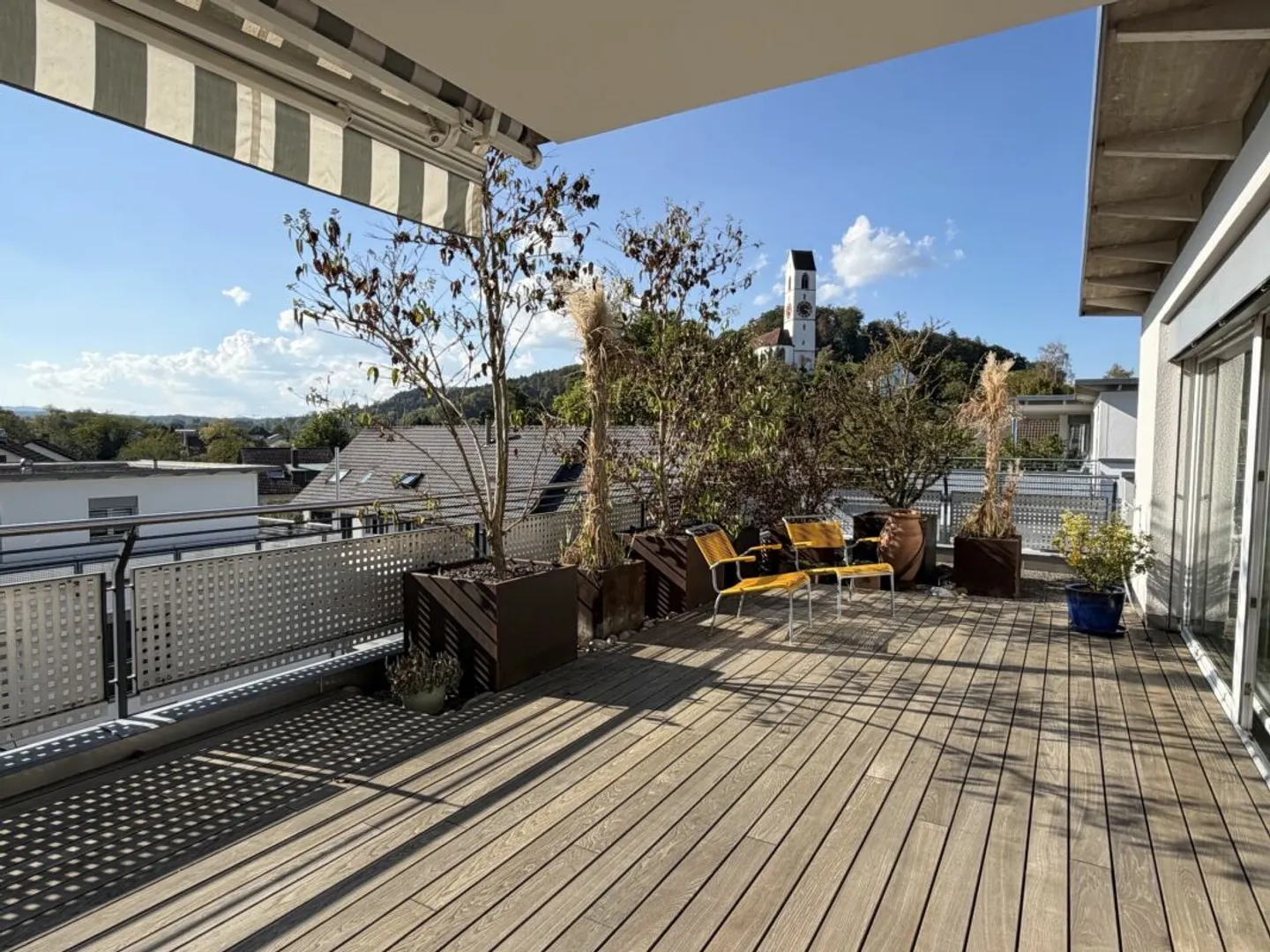 5.5-room penthouse apartment in the center yet in a quiet location with plenty of privacy 126 m2 net living area, more than 100 m2 terrace - Photo 1 of 12