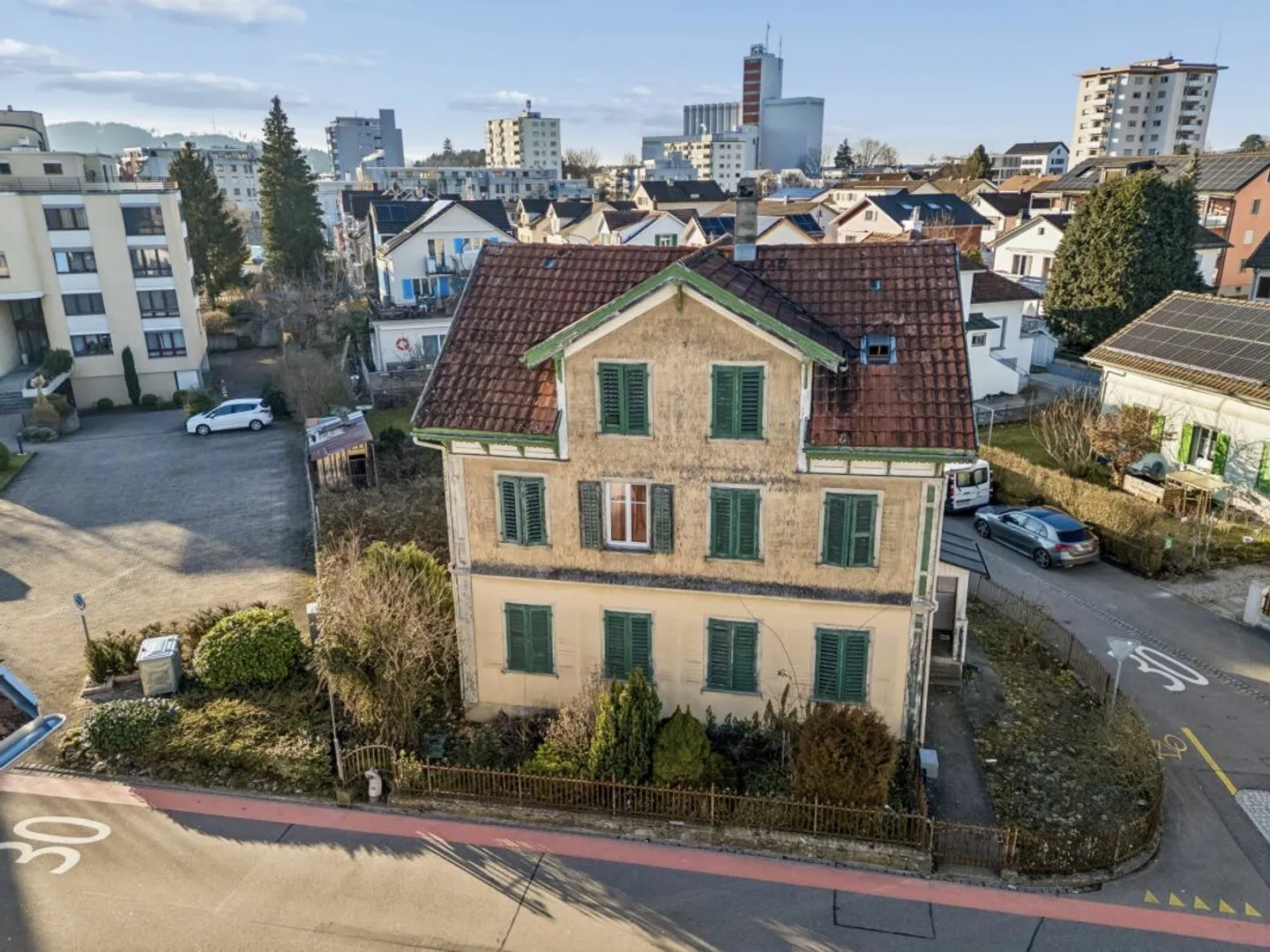 Dreifamilienhaus mit Entwicklungspotenzial - Foto 2 von 5