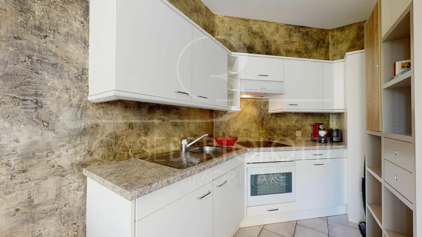 Charming Apartment with Lake View - Photo 10 of 13