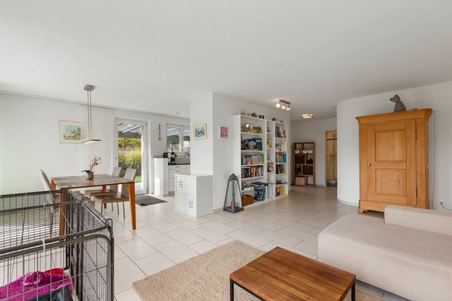 Well-maintained 5.5-room corner townhouse in a quiet residential area with idyllic garden - Photo 3 of 13