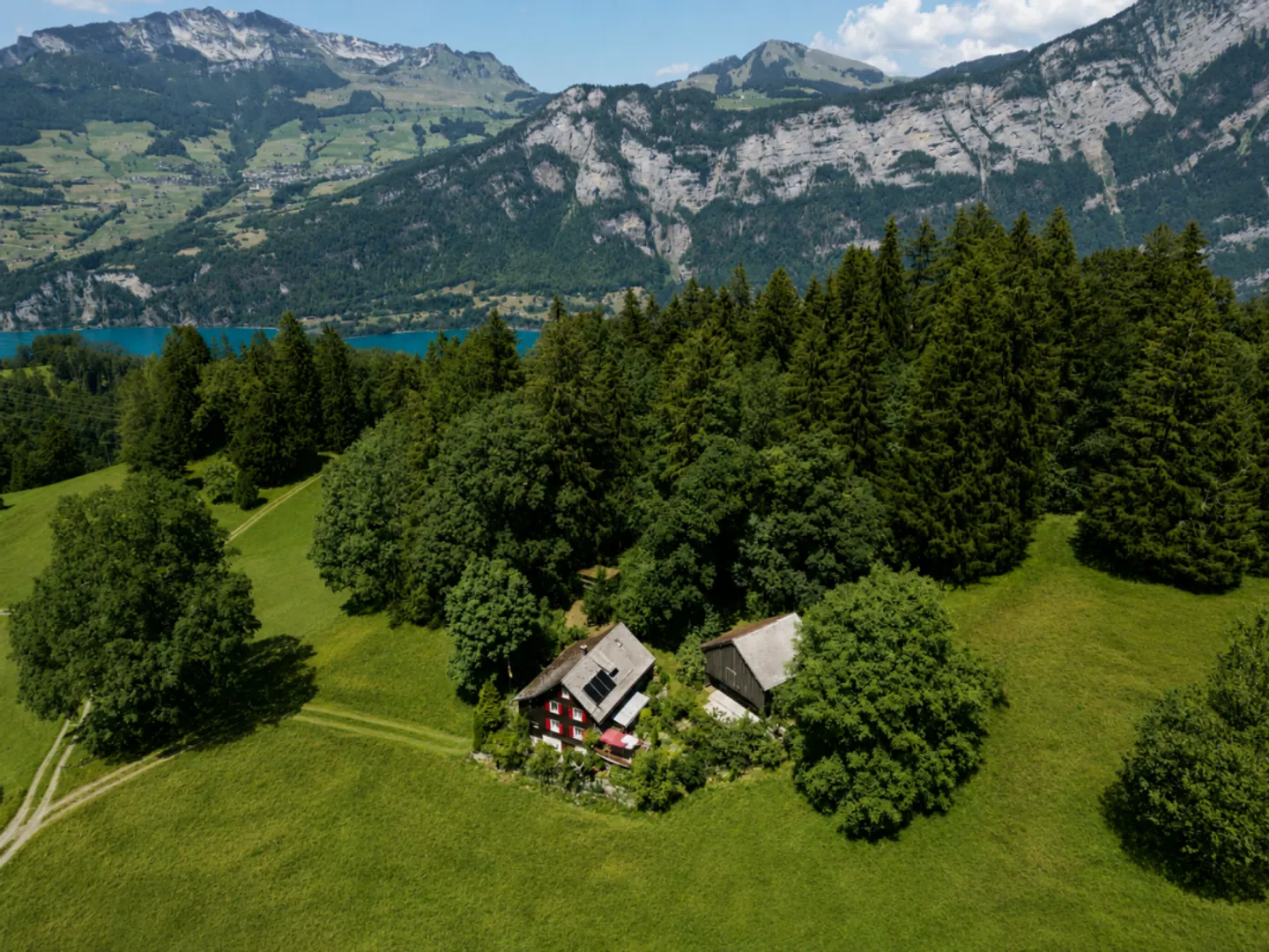 Detached and spacious weekend and holiday home in a sunny location in Obstalden - Photo 3 of 13