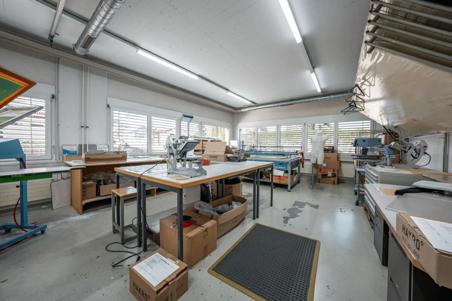 Espaces commerciaux et de bureau dans un emplacement optimal avec showroom - Photo 8 sur 13