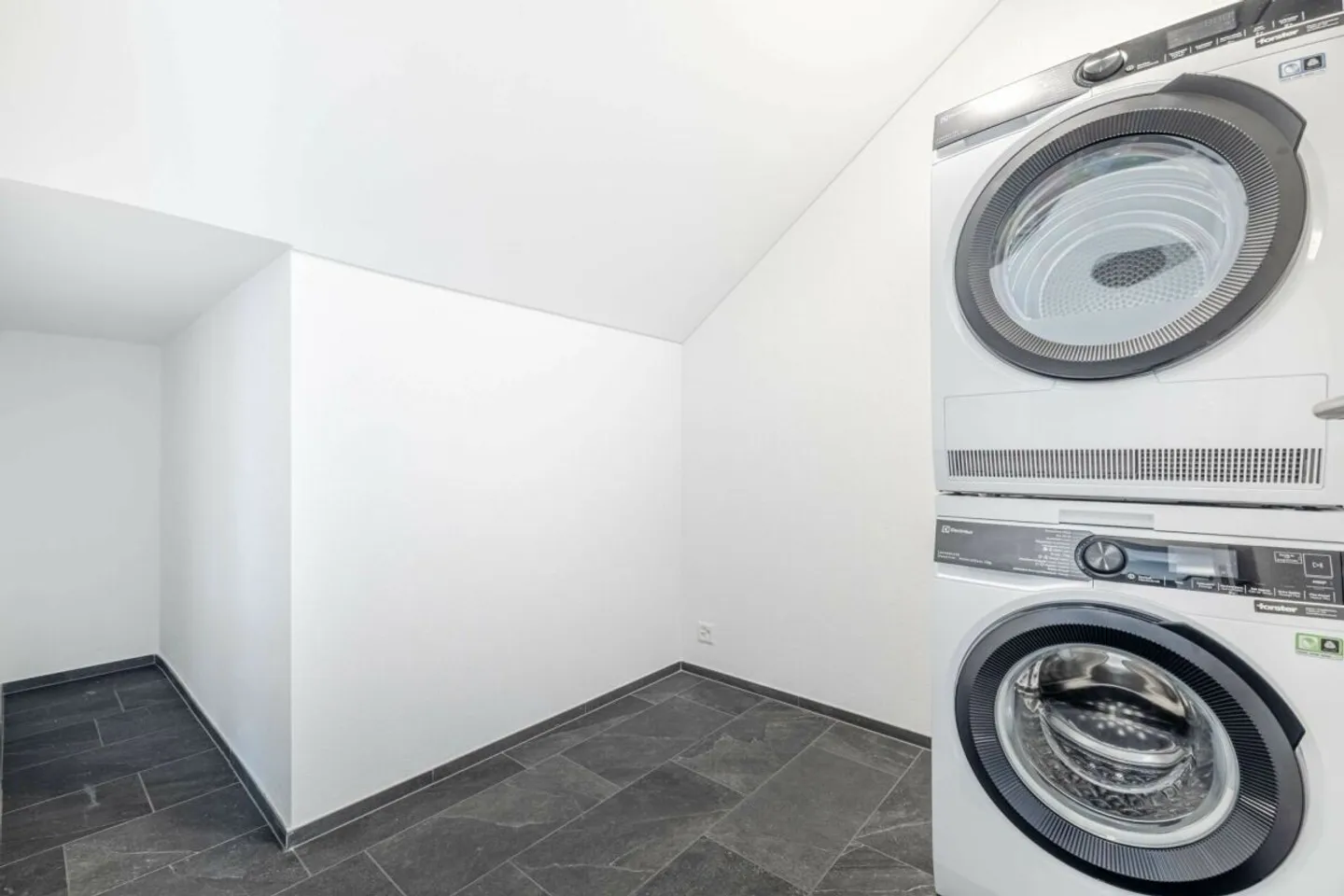 Moderne Dachwohnung mit Grünblick - Foto 7 von 9