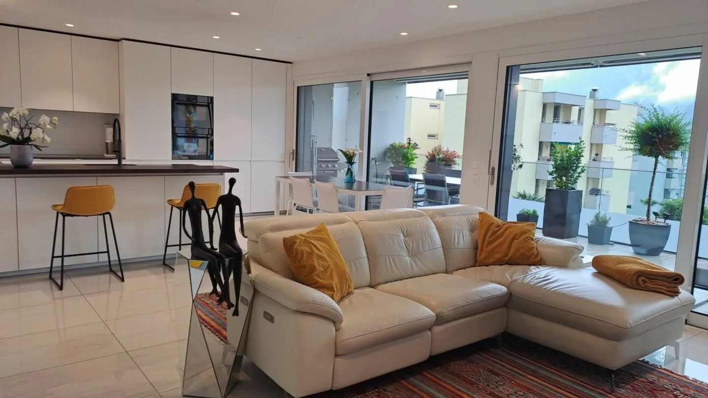 Appartement lumineux de 3,5 pièces avec grande terrasse et vue sur le lac - Photo 2 sur 13