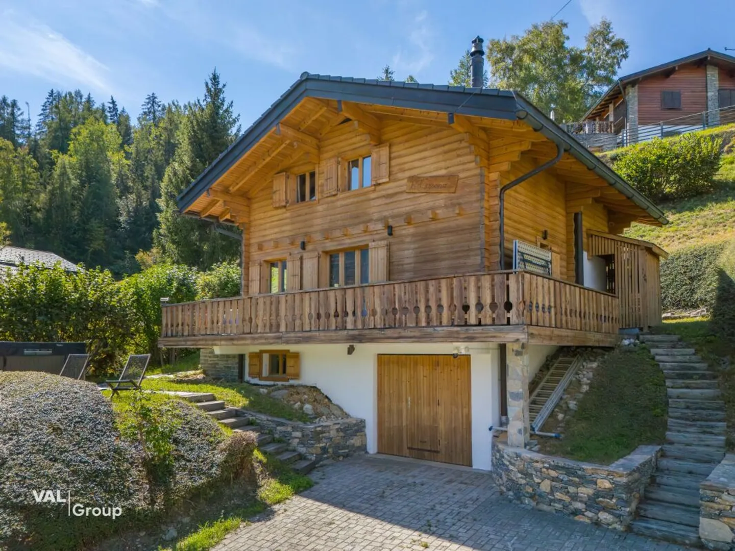 View, comfort and well-being! Superb furnished chalet in La Tzoumaz - Photo 2 of 13