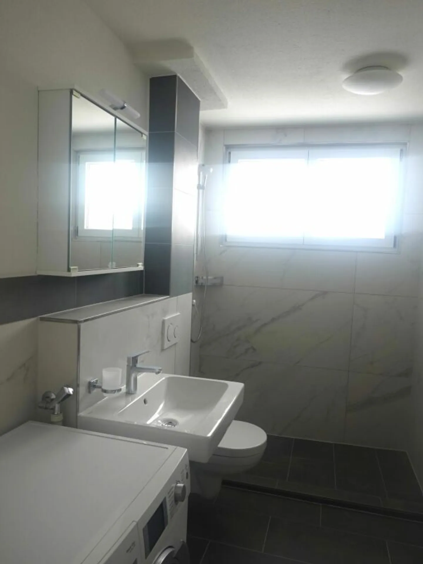 Appartement abordable de 2,5 pièces dans les combles - Photo 4 sur 5