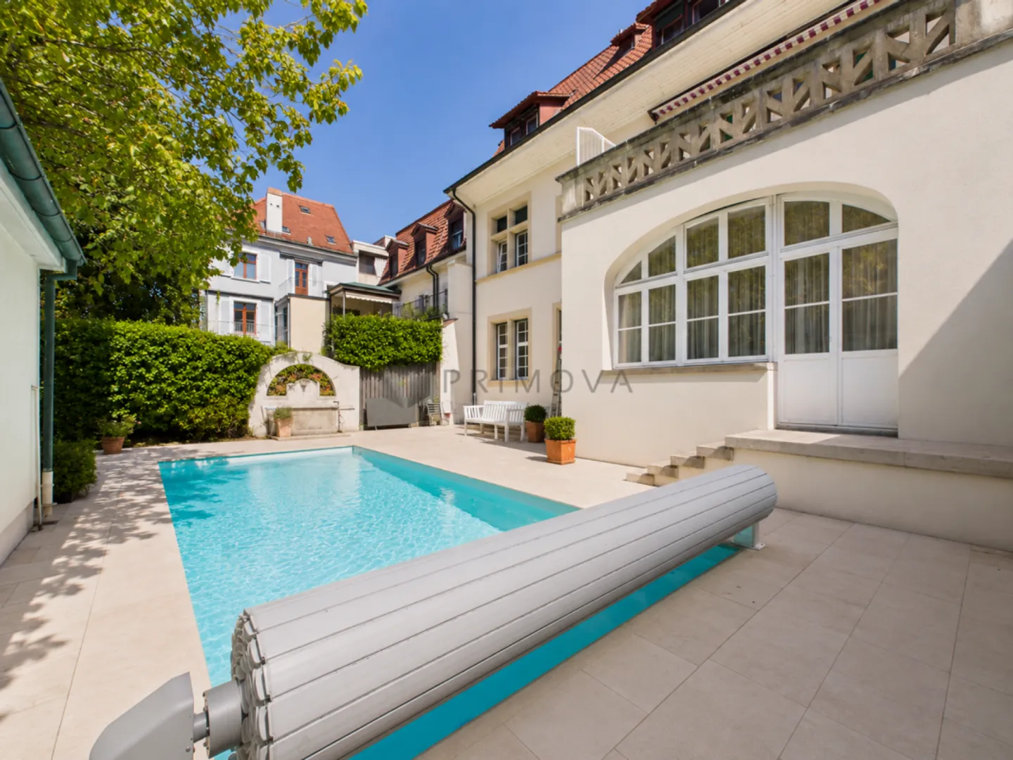 Ein Stück Basler Zeitgeschichte: Unvergleichliches Stadtpalais mit Pool & Sauna - Photo 3 of 12