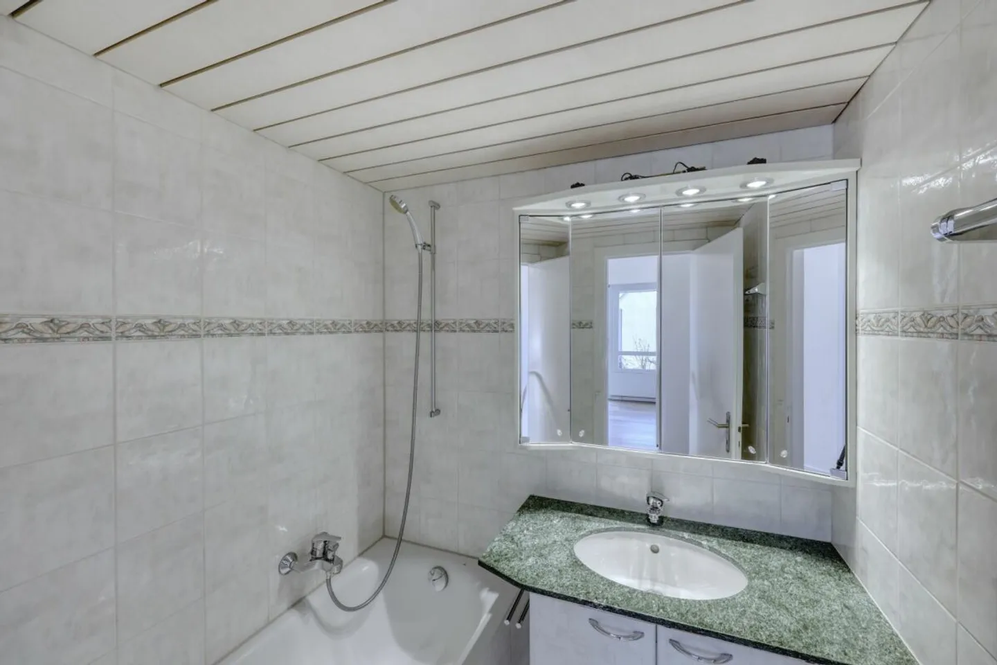 Bright 4.5-room apartment in a quiet sunny location in Höngg - Photo 9 of 13