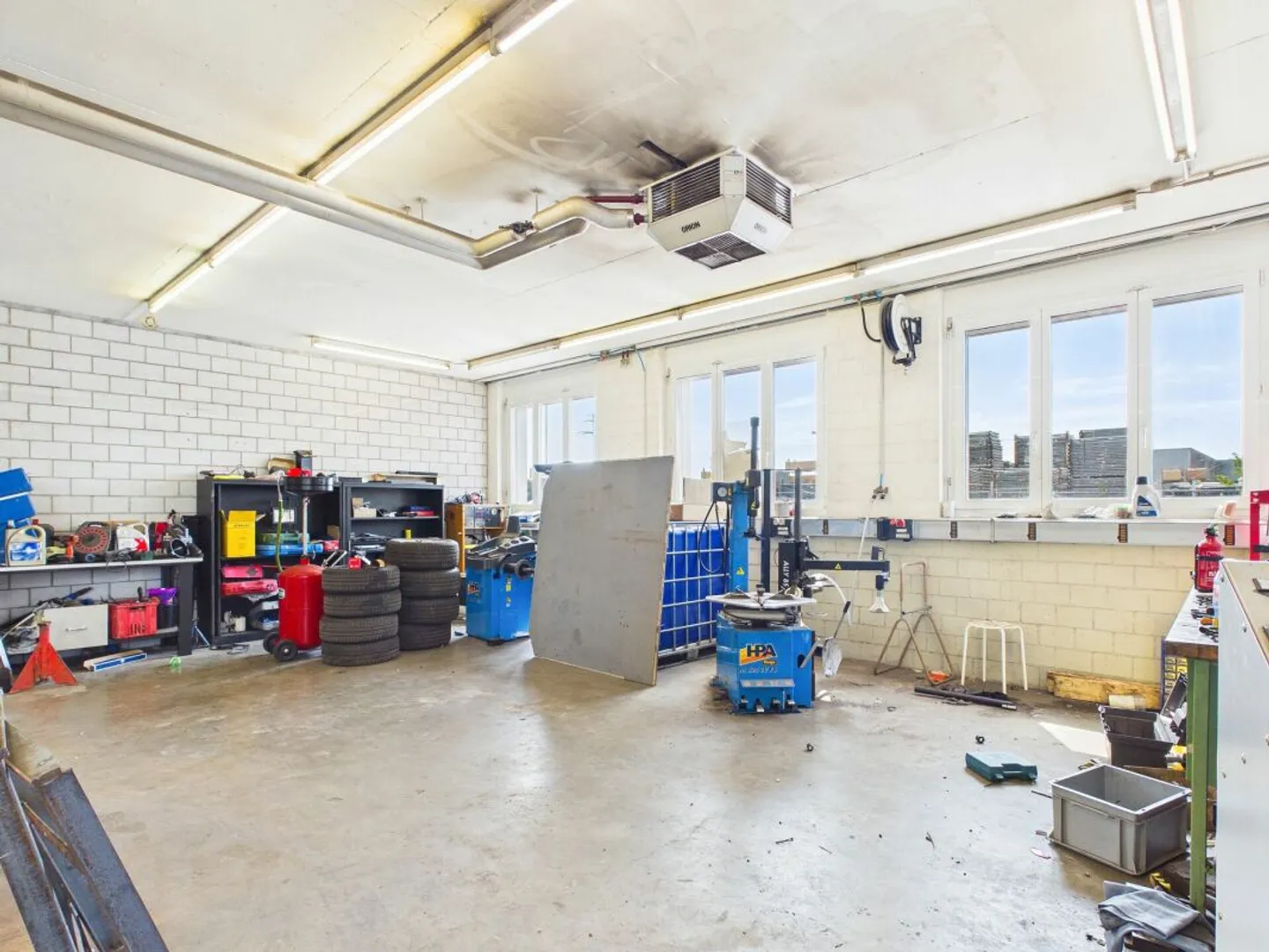 Sala con 4 stanze (circa 350 m²) - ideale come garage/officina a Rafz - Foto 3 di 9