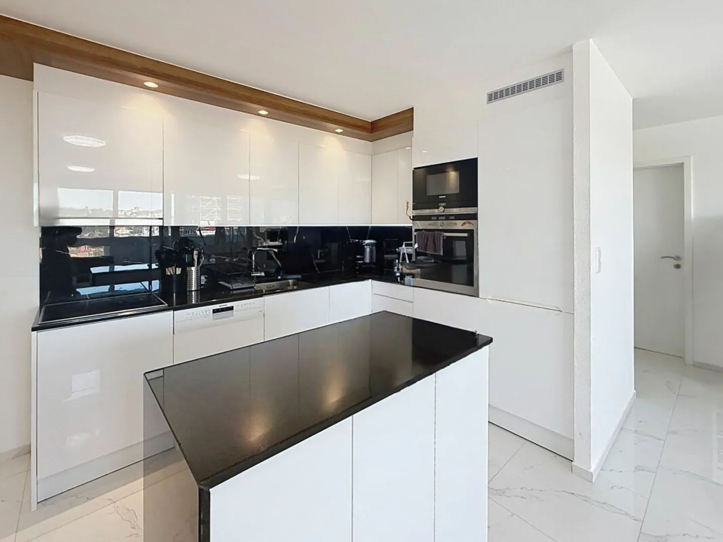 Charming 4.5-room renovated apartment with balcony and view of the cathedral - Photo 4 of 11
