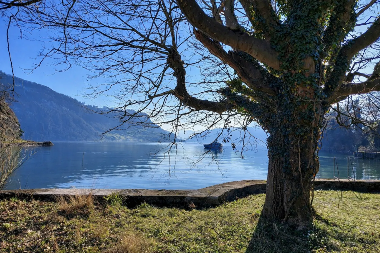 Property for connoisseurs with garden and lake access - Photo 5 of 8